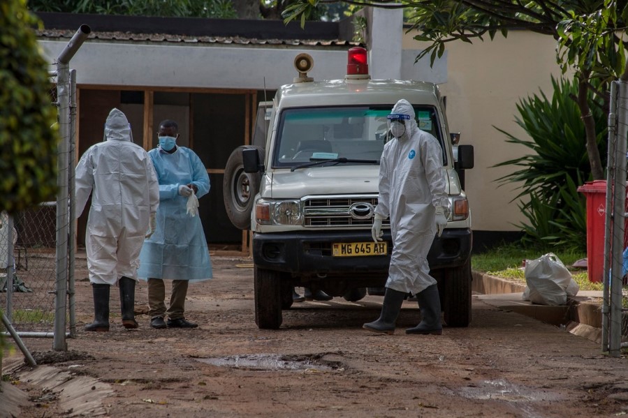 Pandemiinnsats i Malawi. Ambulanse og helsepersonell i verneutstyr utenfor sykehus.