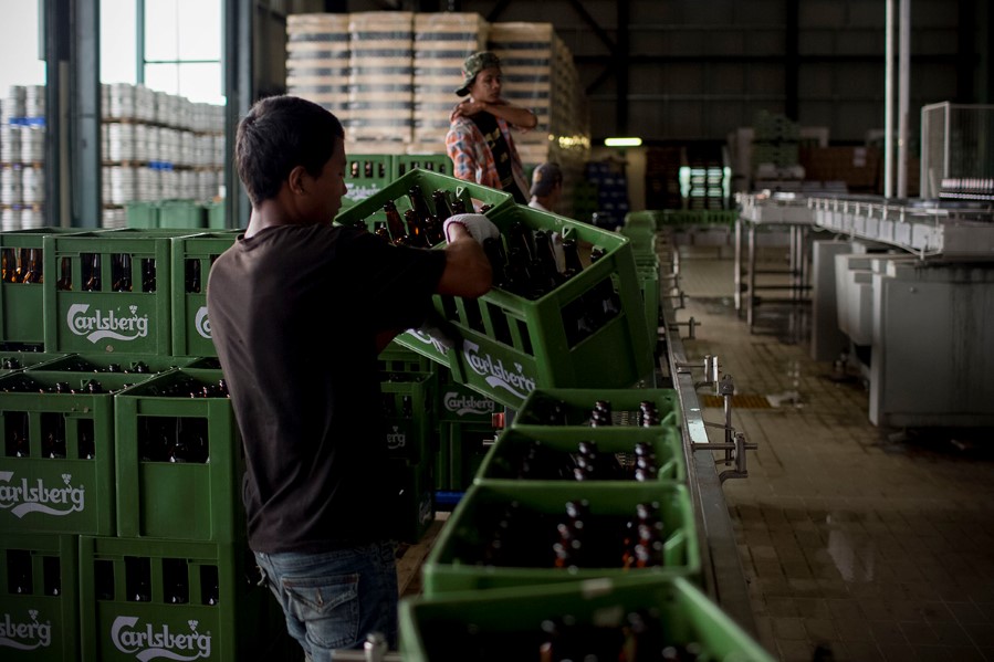 Brent Lewin/Redux / Redux / NTB  alcohol, Yoma, factory, business, bottles, Burma, bottle, employee, inside, bottling, Asian, Burmese, Asia, plant, brewery, working, Yoma Beer, Carlsberg, worker, beer